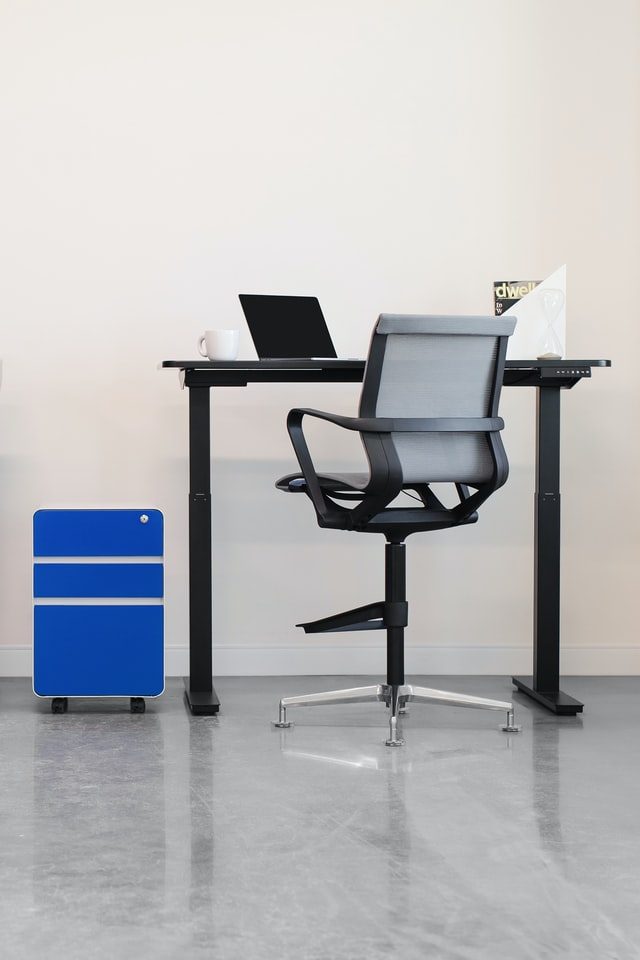 כסא מחשב ושולחן עבודה